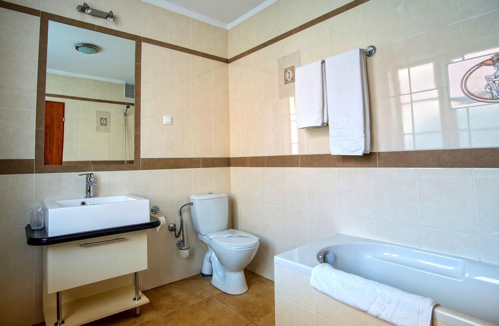 Hotel Adalbertus Gniezno Habitación foto